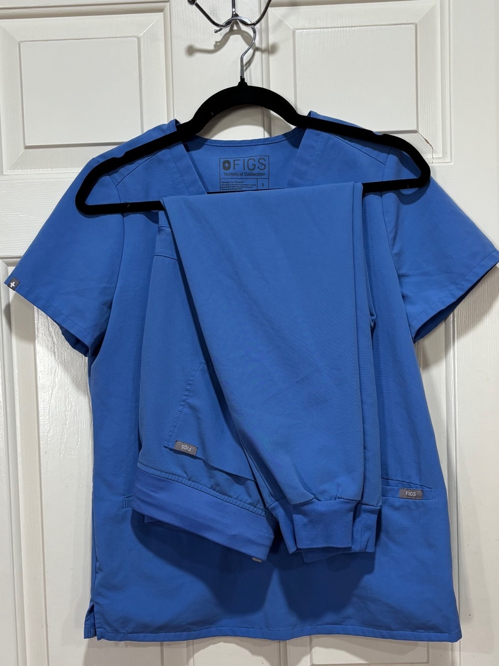 Ceil Blue Casma Scrub Top & Zamora Joggers small/petite